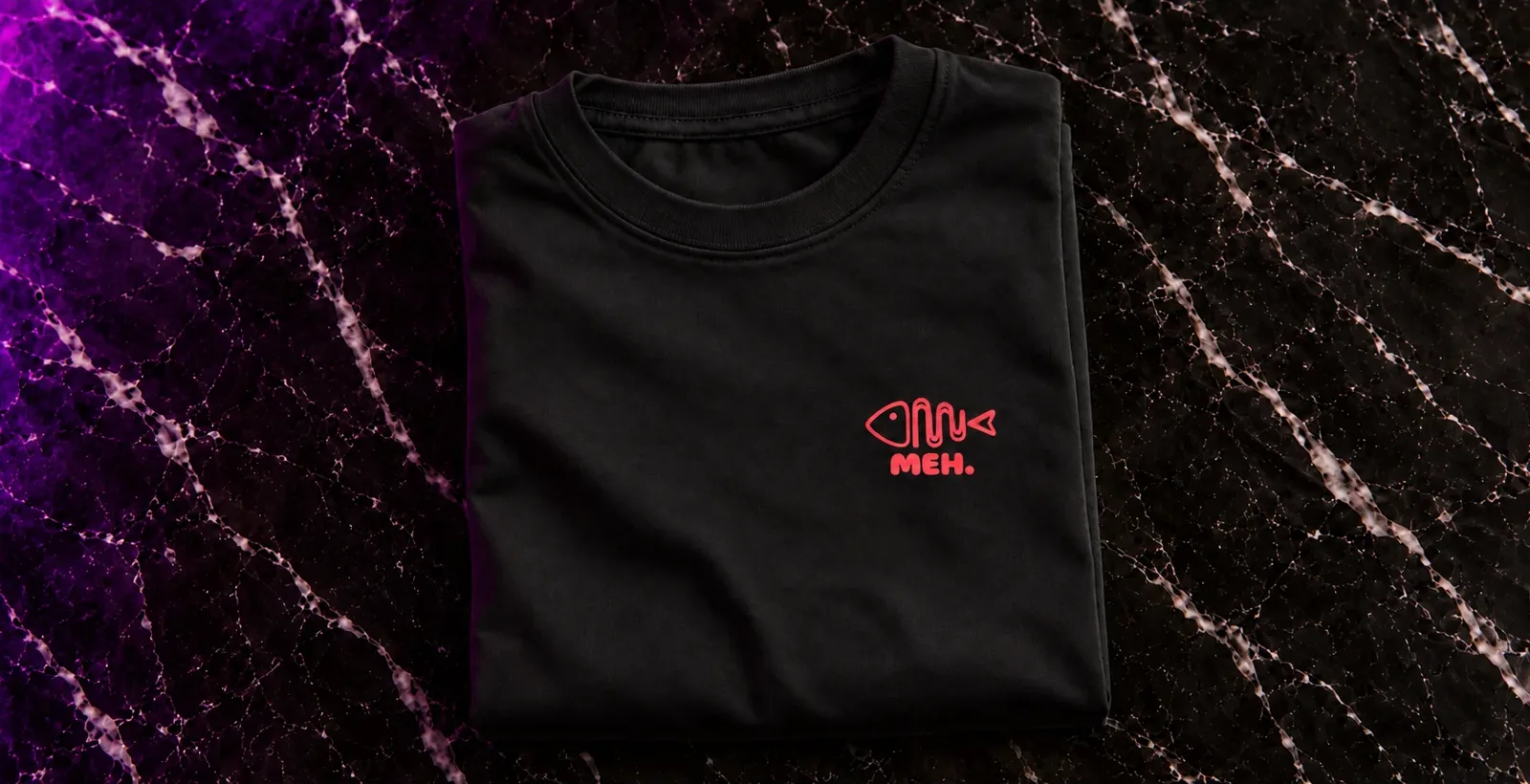 Camiseta MEH. doblada sobre mármol negro